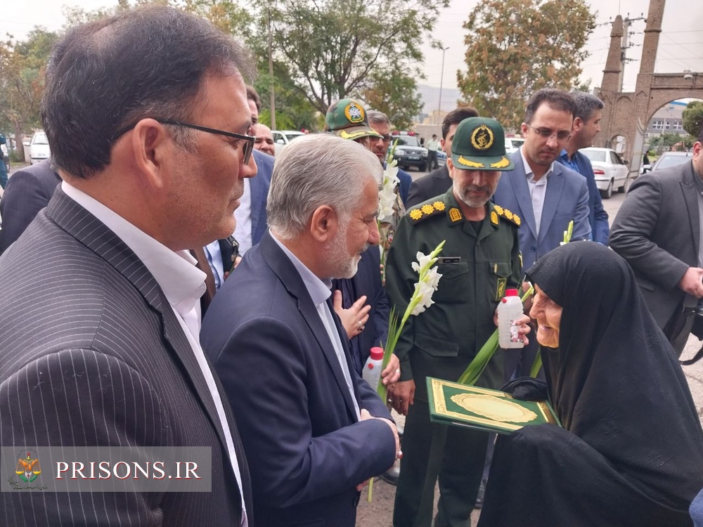 تجلیل رئیس سازمان زندان‌ها از مادران شهدا در سفر به شهرستان میانه