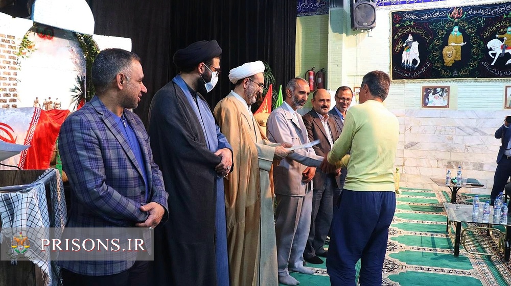 از برگزیدگان اولین جشنواره تئاتر دفاع مقدس در زندان مرکزی قزوین تجلیل شد