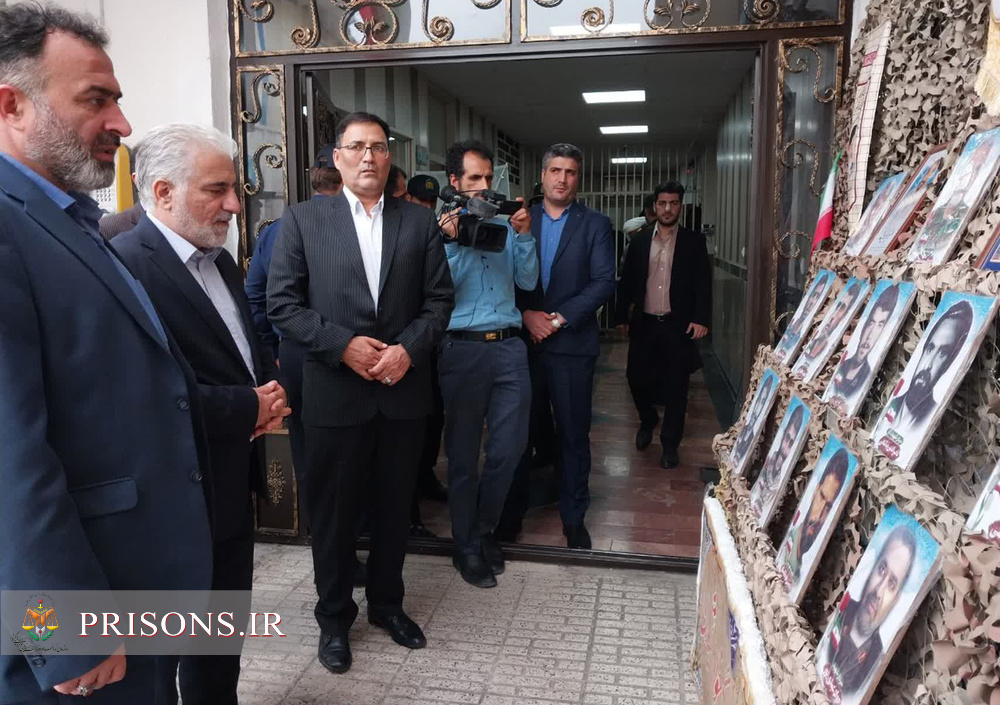 بازدید رئیس سازمان‌ زندان‌ها از زندان میانه/ ۱۵۰ بسته معیشتی به خانواده زندانیان نیازمند اهدا شد