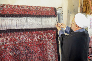 رونمایی از ۳ فرش دستباف زندانیان هنرمند در زنجان 
