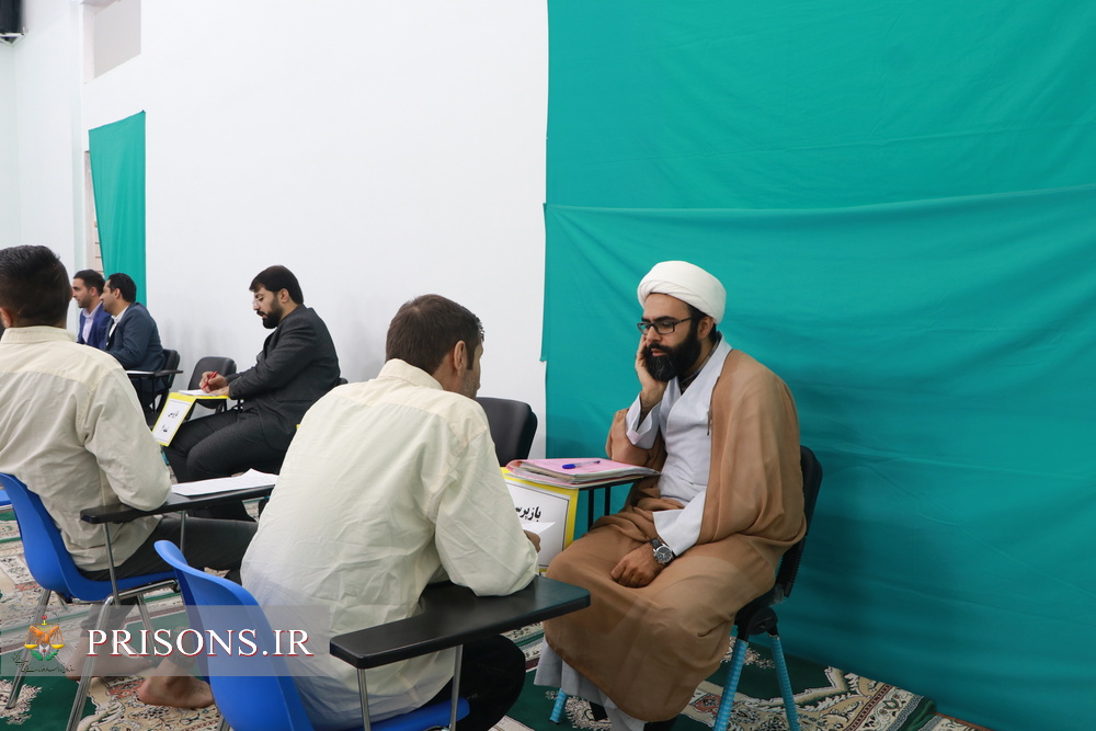 برپایی میز خدمت قضایی در زندان‌های مرکز زنجان