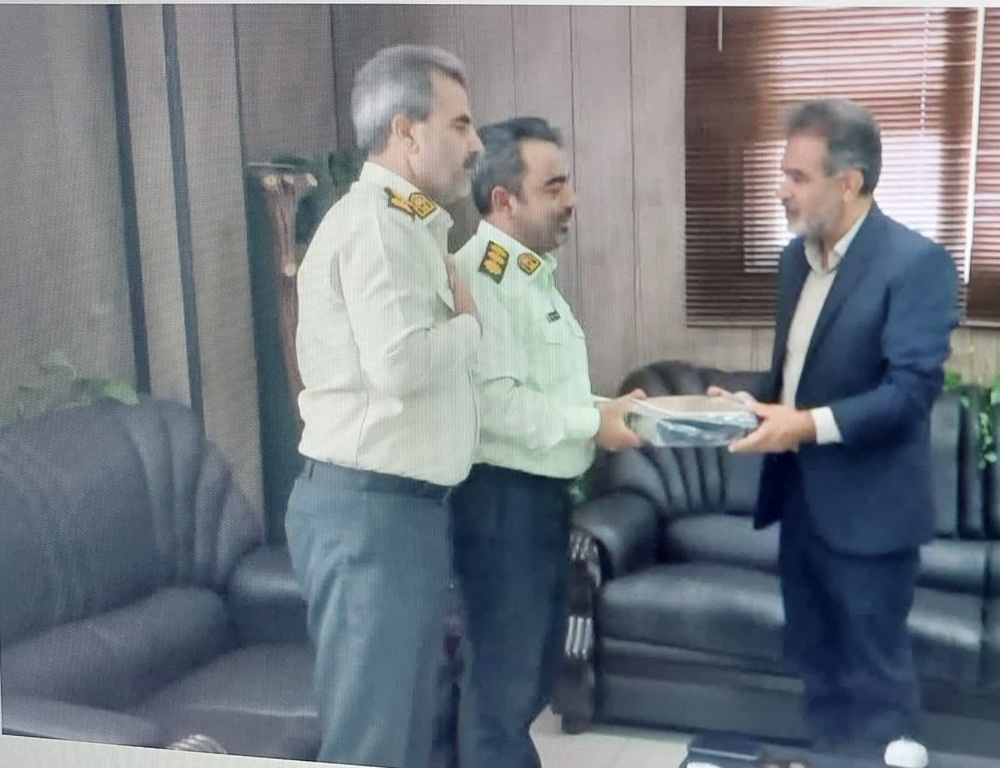  تقدیر رئیس زندان لنجان از فرمانده نیروی انتظامی شهرستان در هفته فراجا