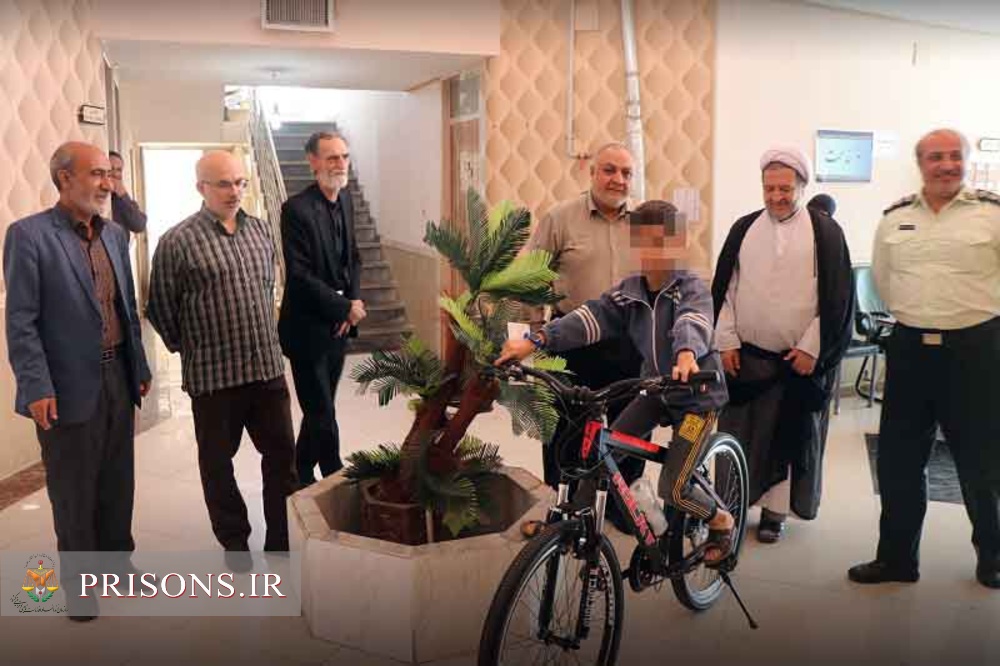 دوچرخه‌ای که به کودک 10 ساله خانواده زندانی نیازمند هدیه شد