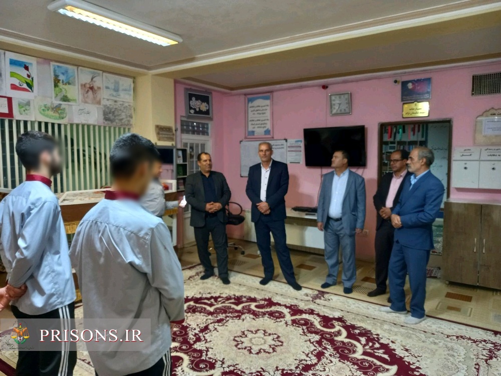 دیدار شبانه سرپرست زندان‌های استان ایلام با زندانیان 