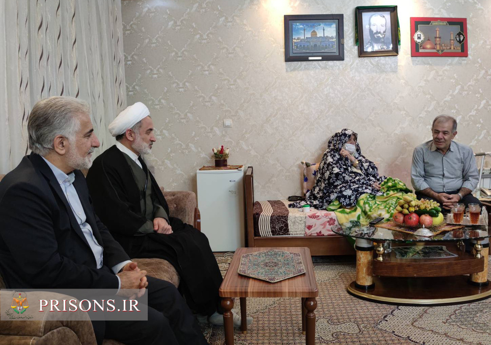 رئیس سازمان زندان‌ها در منزل خانواده شهید در استان اردبیل حضور یافت