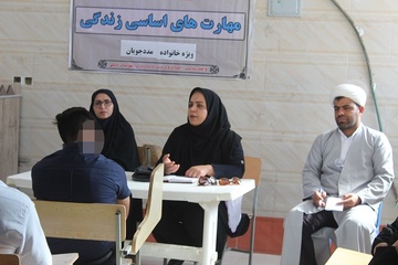  برگزاری کلاس مهارت‌های اساسی ویژه خانواده مددجویان در زندان دشتی