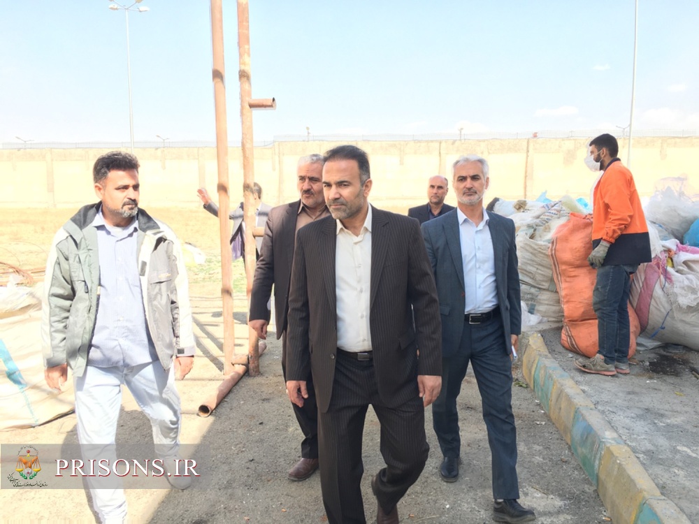بازدید مدیرکل زندانهای استان کردستان از کارگاه بازیافت پلاستیک زندان قروه