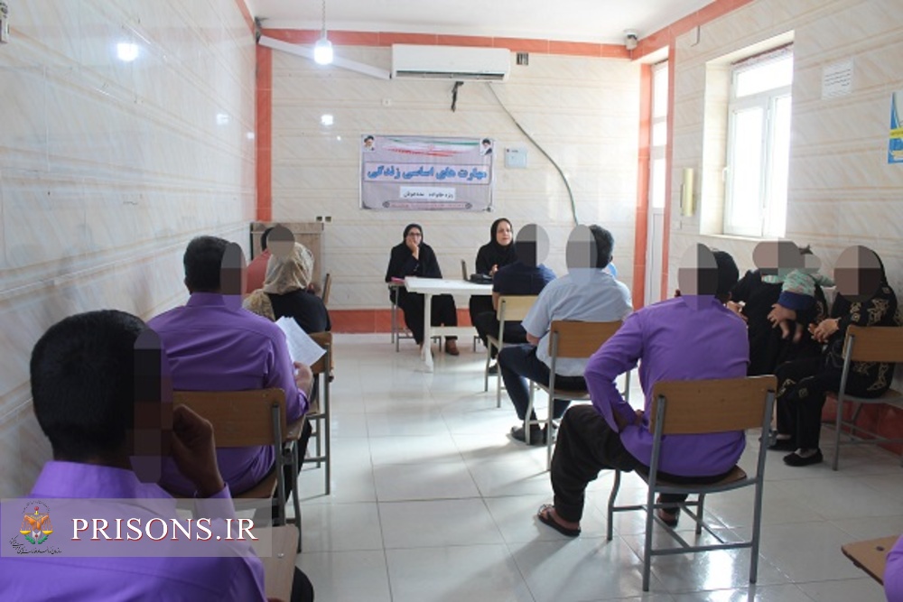  برگزاری کلاس مهارت های اساسی  ویژه خانواده مددجویان در  زندان دشتی