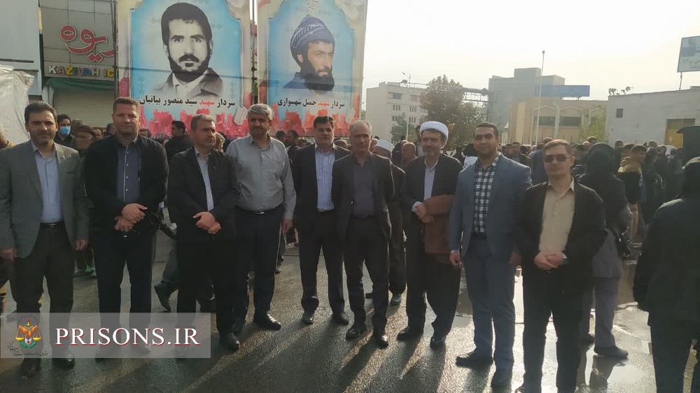 حضور کارکنان زندانهای استان کردستان در مراسم استقبال از رئیس جمهور
