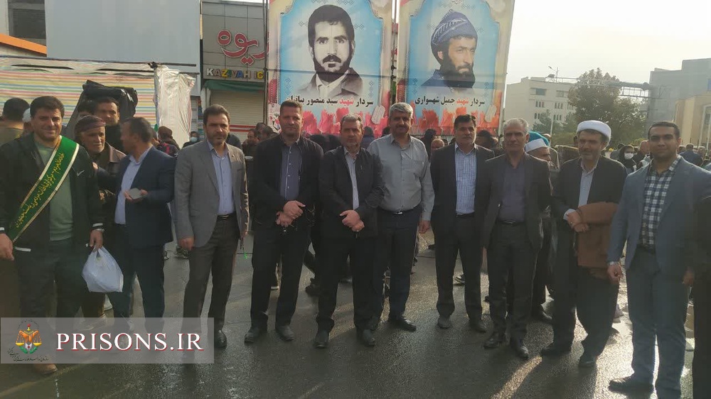 حضور کارکنان زندان‌های استان کردستان در مراسم استقبال از رئیس‌جمهور