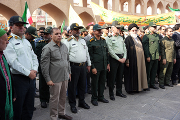 حضور مدیرکل و کارکنان و سربازان وظیفه اداره کل زندانهای استان یزد و زندان مرکزی در راهپیمایی یوم الله ۱۳ آبان