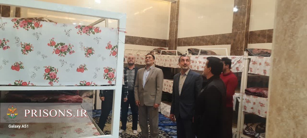 برش فرش نفیس 6 متری توسط مدیرکل زندان‌های آذربایجان‌ شرقی