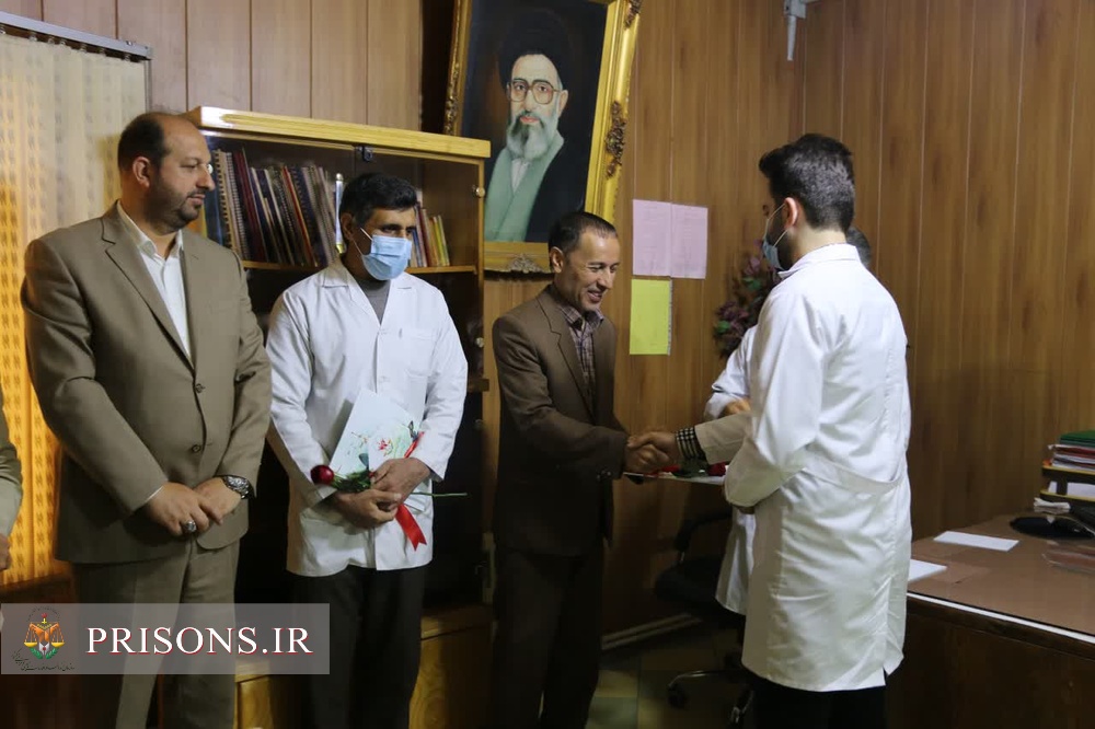 تجلیل از زحمات پرستاران شاغل در زندان مرکزی کرمانشاه به مناسبت ولادت حضرت زینب(س)