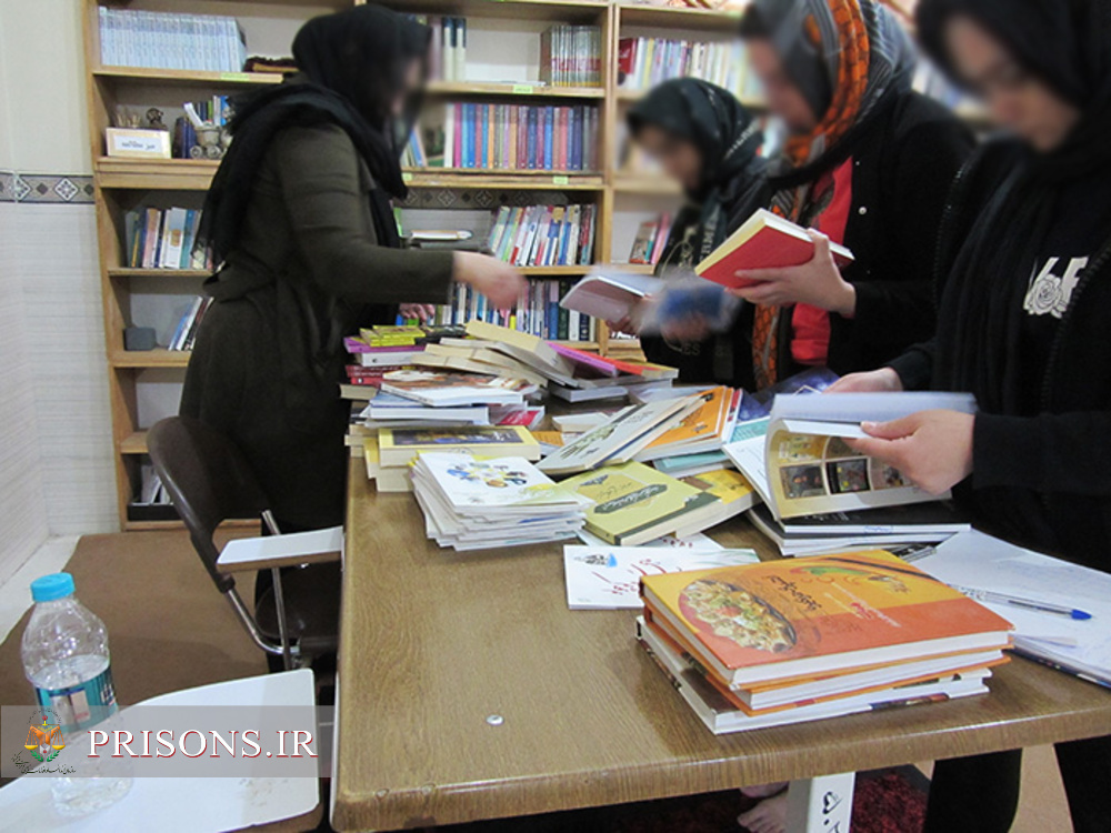 خیرین ۲۰۰۰ جلد کتاب و مجله به ندامتگاه فردیس اهدا کردند
