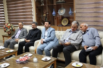 نشست مشترک معاون توسعه مدیریت و منابع سازمان زندان‌ها با استاندار بوشهر