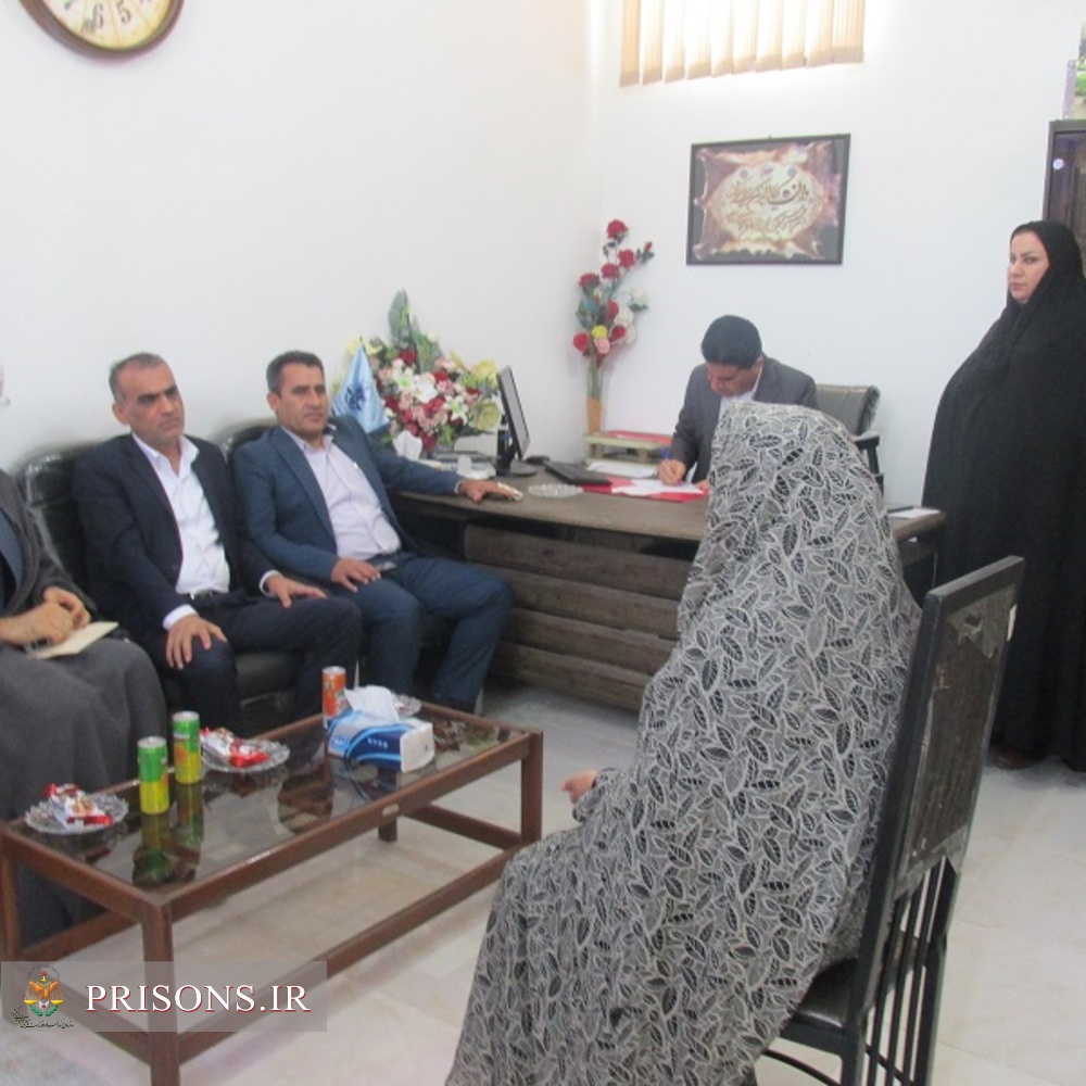 میز خدمت قضات دادسرای عمومی وانقلاب بوشهر با مددجویان زندان مرکزی استان