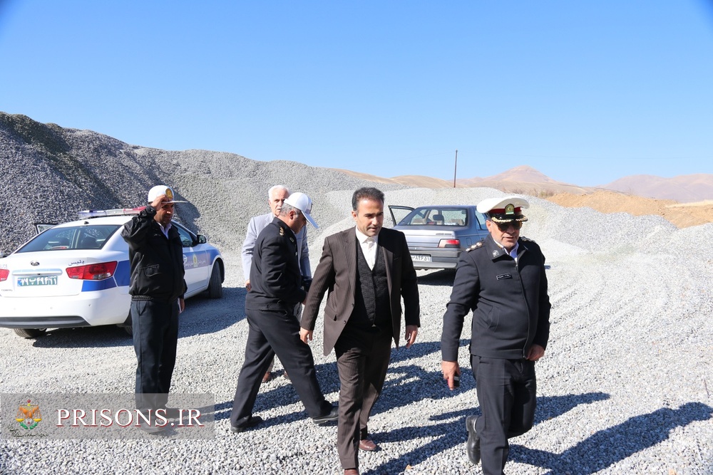 بازدید مدیرکل زندانهای استان کردستان از شهرک آزمایش در حال احداث انجمن حمایت زندانیان سنندج به همراه رئیس پلیس راهور استان