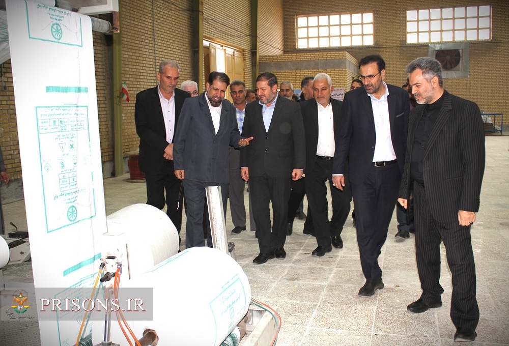 افتتاح کارگاه گونی‌بافی زندان مرکزی ایلام با حضور مدیران سازمانی