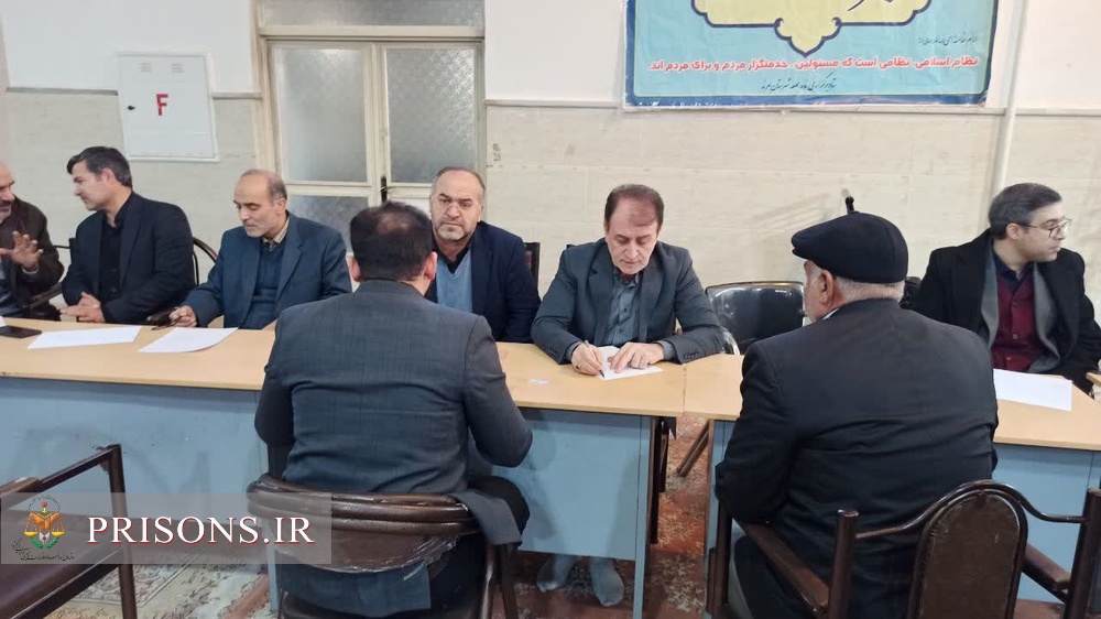برپایی میز خدمت مدیرکل زندانهای آذربایجان شرقی بهمراه مسئولین ارشد قضایی در مصلای شهرستان مرند