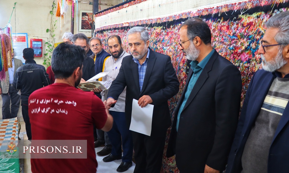 برش یک تخته فرش دستبافت به ارزش ۵میلیارد ریال در زندان مرکزی قزوین