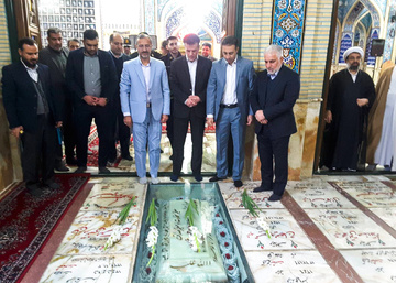 رئیس سازمان زندان‌ها در گلزار شهدای امامزاده یحیی سمنان حضور یافت