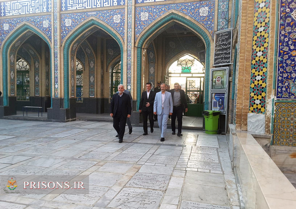 رئیس سازمان زندان‌ها در گلزار شهدای امامزاده یحیی سمنان حضور یافت