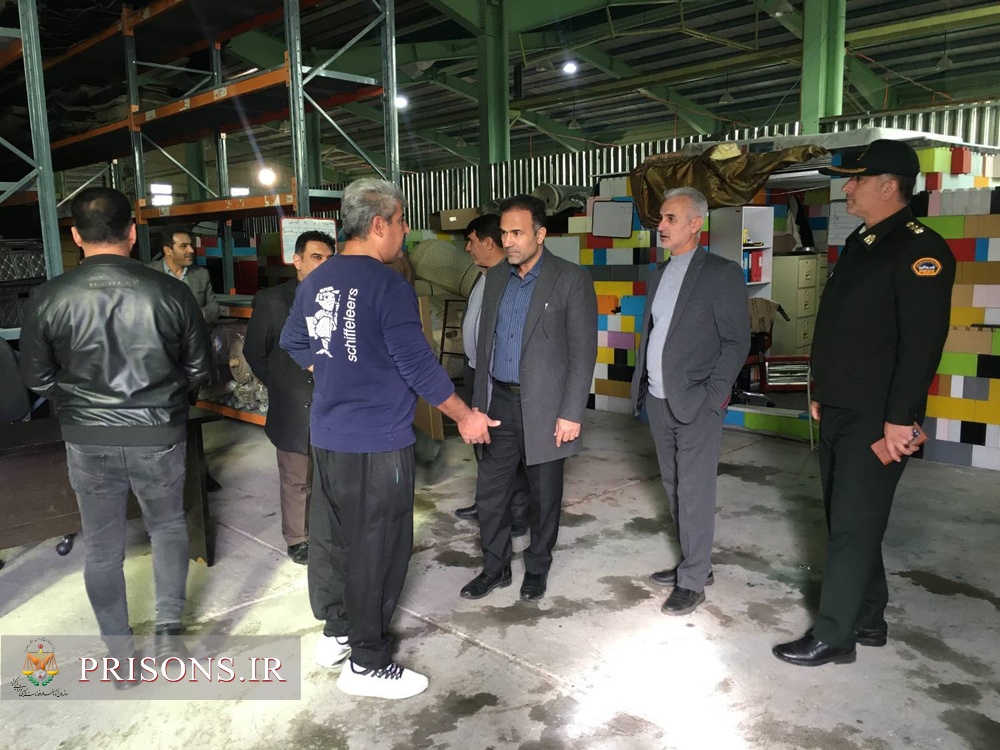 بازدید مدیرکل زندان‌های استان کردستان و هیئت همراه از کارگاه های اشتغال فعال کارآفرینان طرف قرارداد