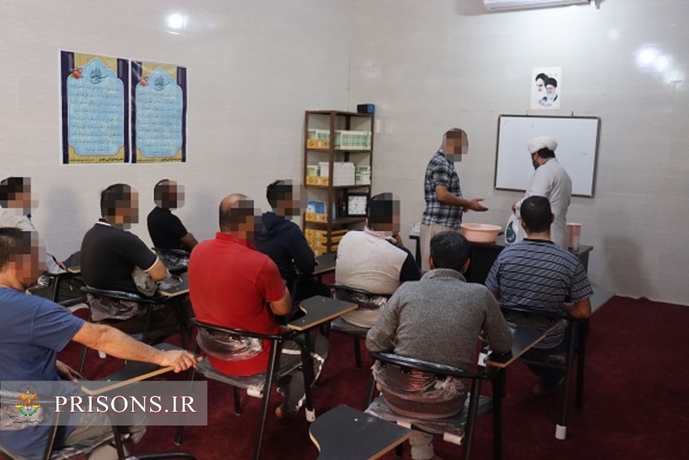 برگزاری دوره های آموزشی علوم قرآنی و نماز در مدرسه قرآنی غدیر زندان دشتستان 