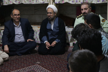 شب‌نشینی مدیرکل زندان‌های زنجان با زندانیان اردوگاه حرفه‌آموزی و کاردرمانی