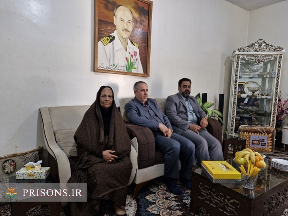 تکریم همسران و مادران شهدا توسط مدیرکل زندان‌های استان بوشهر