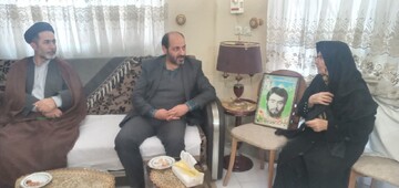 ادای احترام به مقام شامخ شهدا با دیدار مسئولین زندان‌ها از همسر و مادر شهید در گلستان