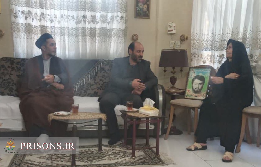 ادای احترام به مقام شامخ شهدا با دیدار مسئولین زندان‌ها از مادر شهید در گلستان