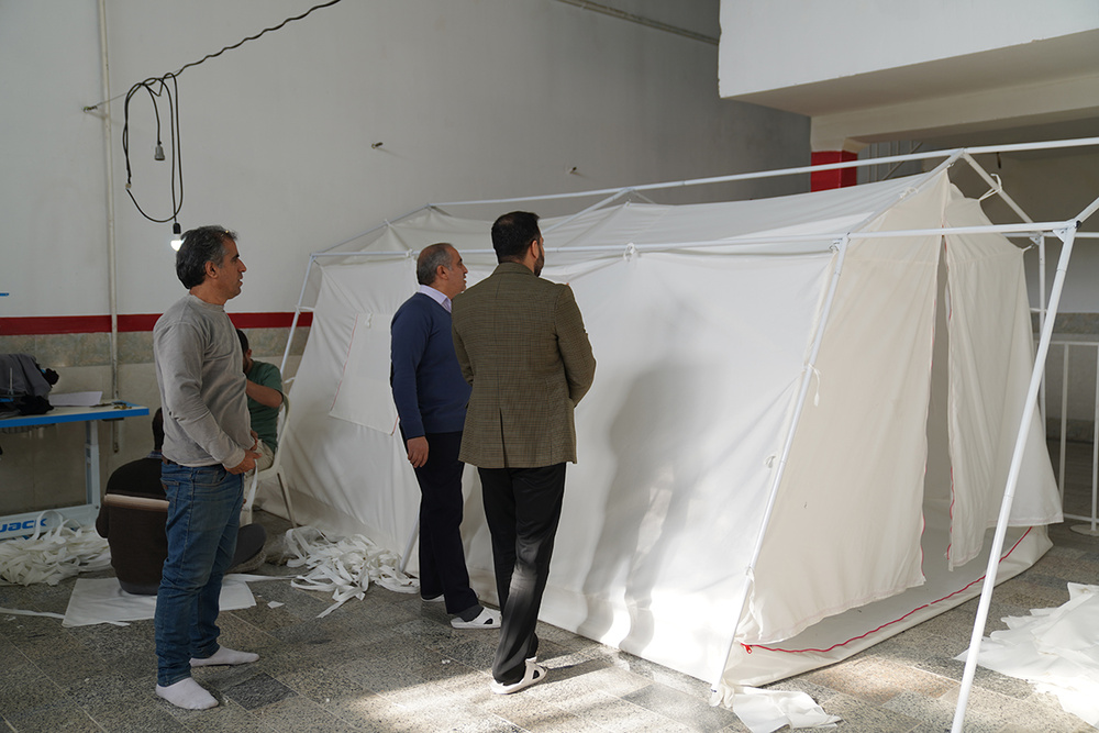 اشتغال 22 نفر زندانی زندان قم در کارگاه تولید چادر هلال احمر