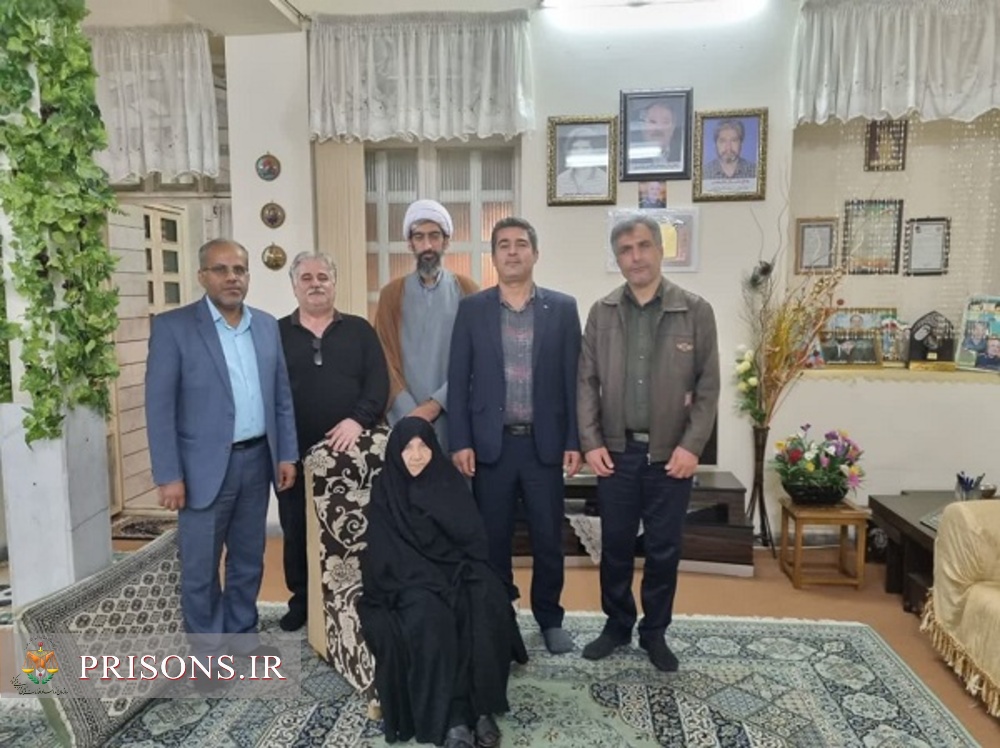 تکریم همسر و مادر شهداء توسط سرپرست کانون اصلاح و تربیت بوشهر