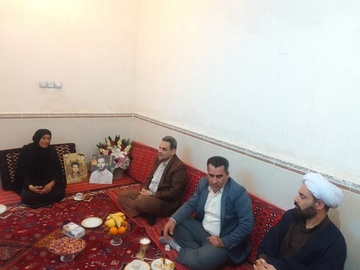 دیدار رئیس زندان مرکزی بوشهر با خانواده شهید اکبرپا