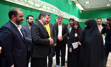 زندانی مادر در بازدید استاندار یزد از زندان مرکزی حکم آزادی‌اش را دریافت کرد