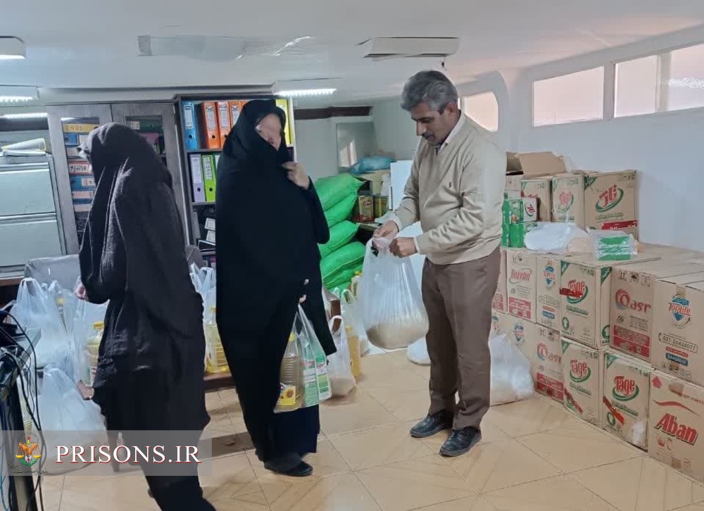 اهداء ۴۰۰ بسته معیشیتی به خانواده زندانیان نیازمند شهرستان تایباد