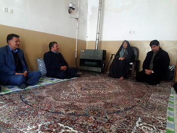 دیدار مدیرکل زندان‌های استان چهارمحال و بختیاری با دو خانواده شهید در بلداجی 