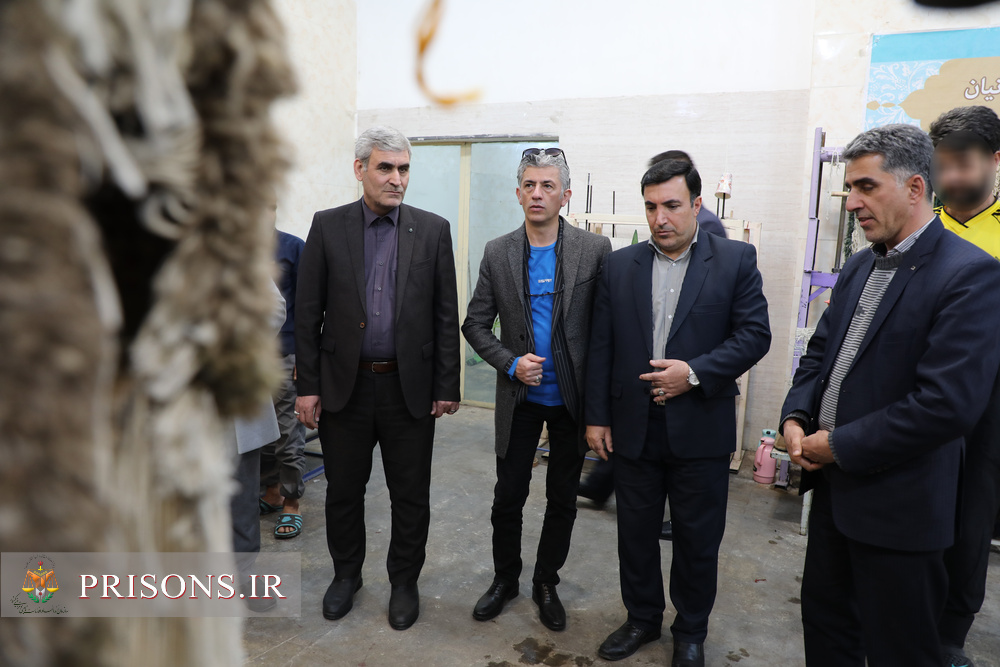 برش فرش های دستبافته زندانیان همدان توسط سیروس همتی 