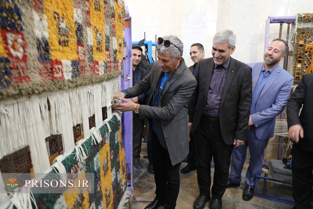برش فرش‌های دستبافت زندانیان همدان توسط سیروس همتی 