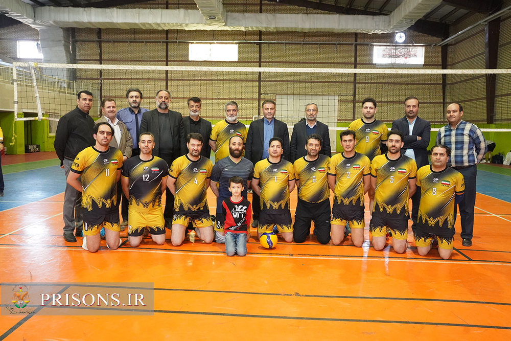 تیم والیبال کارکنان زندانهای قم قهرمان مسابقات دستگاه های اجرایی استان