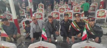 عطرافشانی مزار پاک شهدا  توسط کارکنان زندان‌های فارس در آغاز روز از دهه فجر