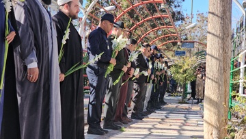 عطرافشانی مزار پاک شهدا  توسط کارکنان زندان‌های فارس در آغاز روز از دهه فجر