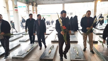 گل افشانی و ادای احترام به شهدا به مناسبت سالگرد پیروزی انقلاب اسلامی در کرمانشاه 