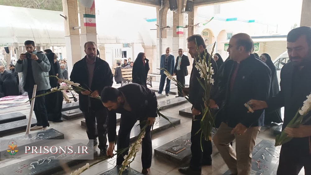 گل افشانی و ادای احترام به شهدا به مناسبت سالگرد پیروزی انقلاب اسلامی در کرمانشاه 