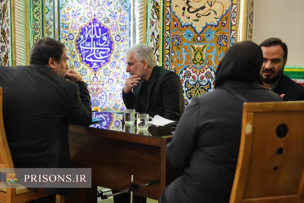 میز خدمت رئیس سازمان زندان‌ها در مسجد پیامبر اعظم(ص)