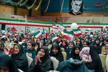 حضور پرشور خانواده کارکنان زندان‌های کرمان در جشن انقلاب