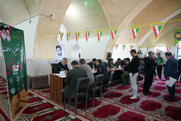 میز خدمت مدیرکل زندان‌های استان یزد در مسجد حضرت ابوالفضل(ع)