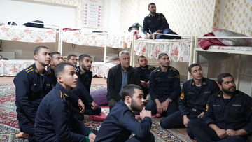 تصاویر از تماشای فوتبال ایران و قطر در میانن مددجویان و سربازن زندان های آذربایجان غربی