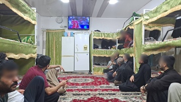 تصاویر از تماشای فوتبال ایران و قطر در میانن مددجویان و سربازن زندان های آذربایجان غربی